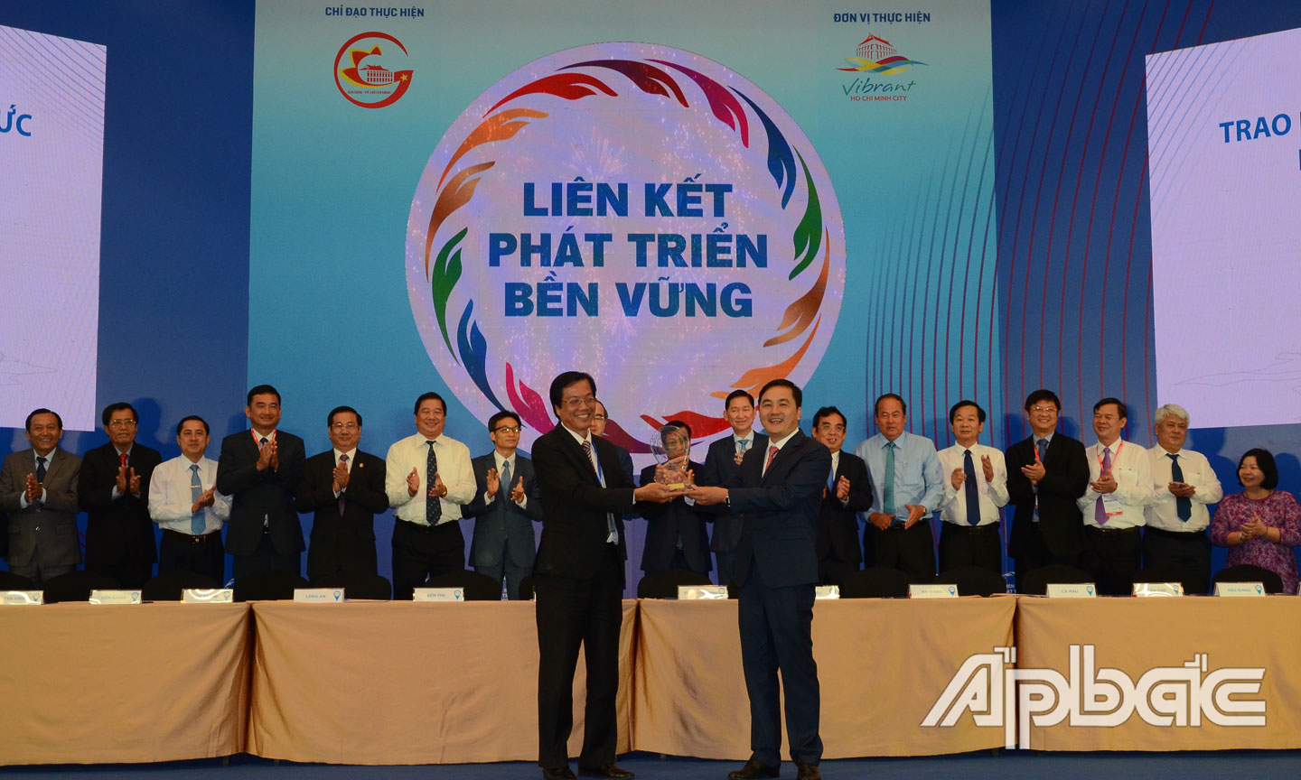 Lãnh đạo UBND TP. Hồ Chí Minh đã trao biểu trưng đăng cai “Diễn đàn kết nối du lịch thành phố Hồ Chí Minh - Đồng bằng sông Cửu Long lần 2” cho tỉnh Đồng Tháp.