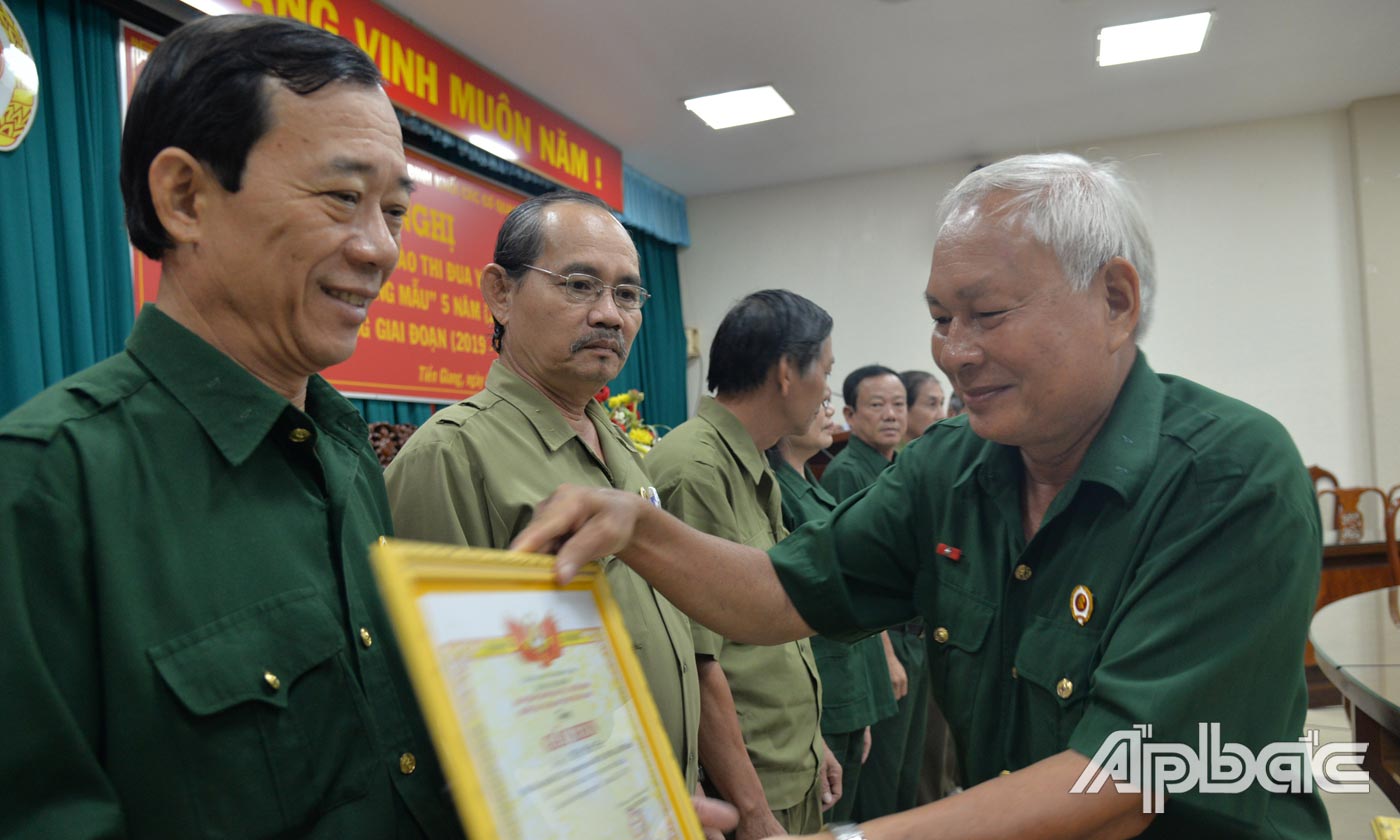 Trao tặng giấy khen cho các tập thể, cá nhân