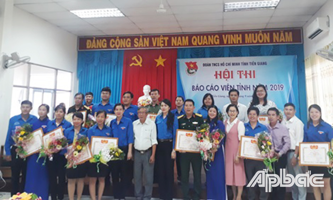 Các thí sinh chụp ảnh lưu niệm cùng ban tổ chức.
