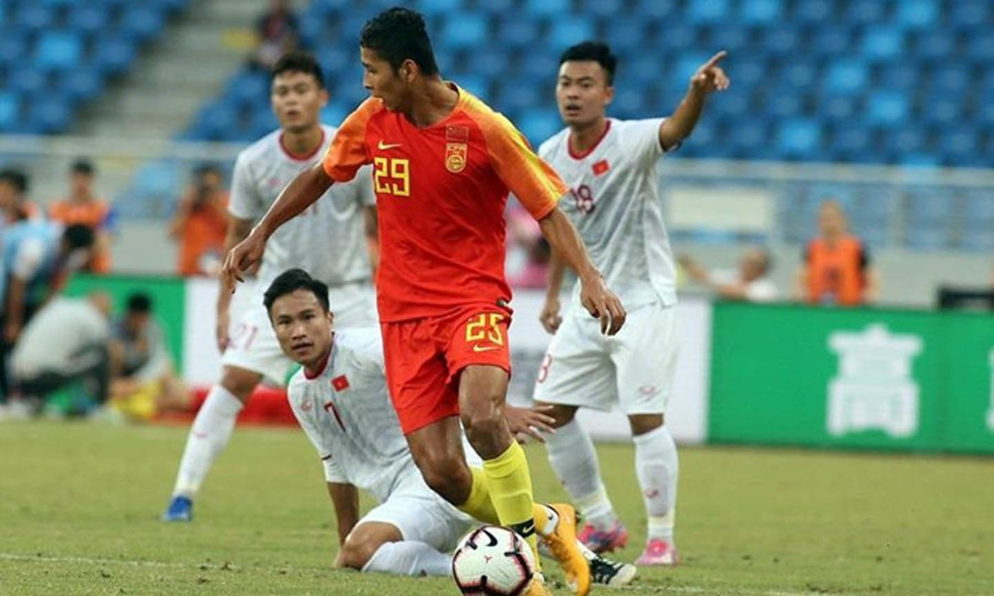 Thể hình cao lớn không giúp ích nhiều cho U22 Trung Quốc (áo đỏ) trước hàng thủ kỷ luật của Việt Nam. Ảnh: Sina.