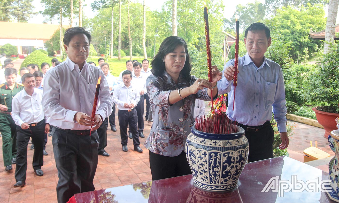 các đại biểu viếng Di tích lịch sử Nam kỳ khởi nghĩa Đình Long Hưng.