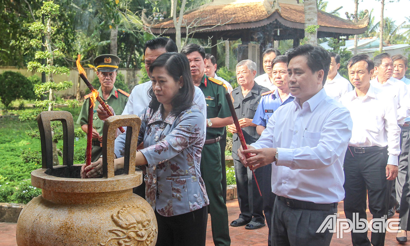 Các đại biểu dâng hương Di tích lịch sử Nam kỳ khởi nghĩa Đình Long Hưng