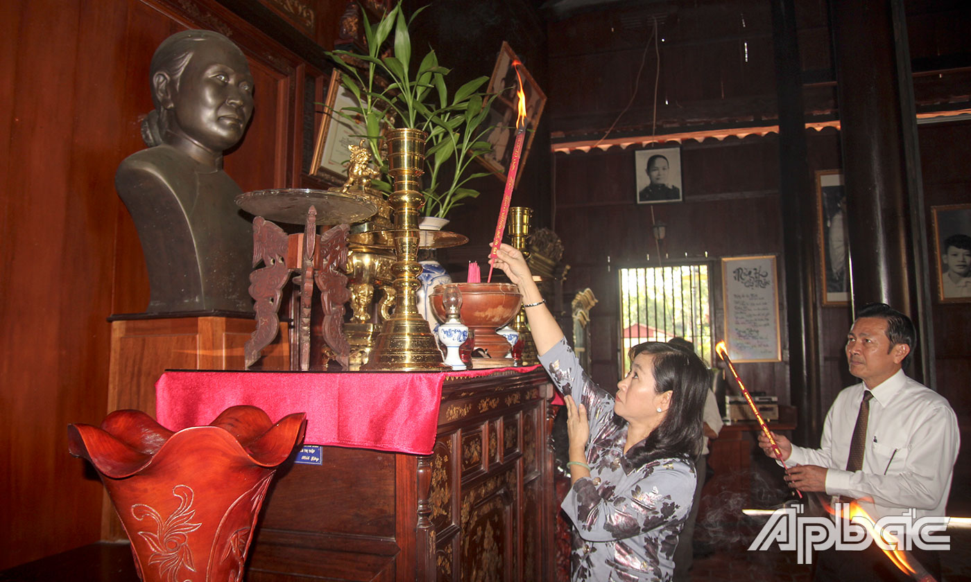 Các đòng chí lãnh đạo dâng hương tại nhà thờ đồng chí Nguyễn Thị Thập. 