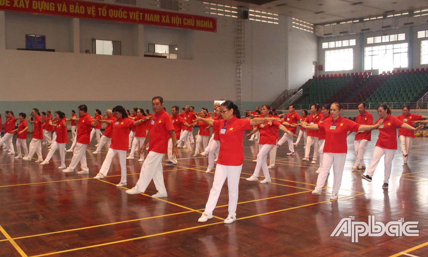 Các học viên tập bài Bát đoạn cẩm.