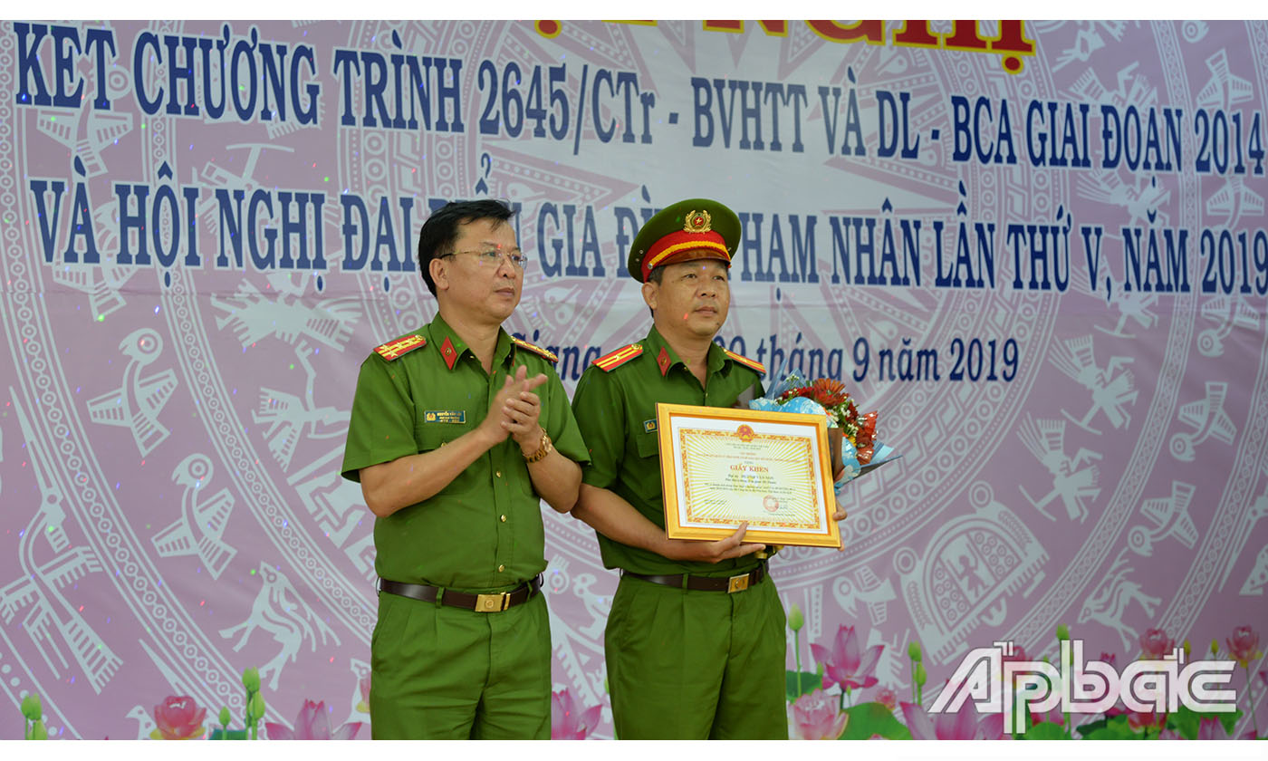 cá nhân có thành tích trong thực hiện công tác phối hợp được khen thưởng tại hội nghị