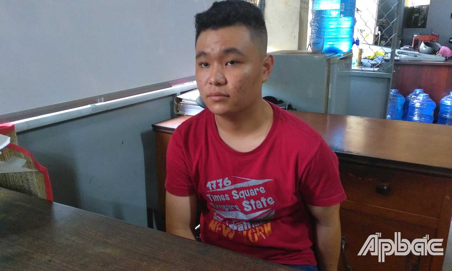 Khoa cùng tang vật tại cơ quan công an.