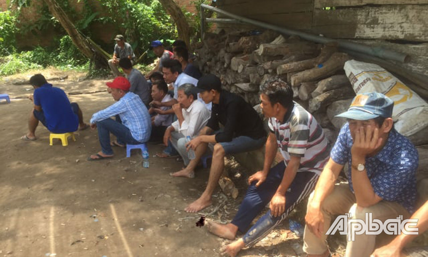 Các đối tượng tham gia đá gà bị bắt giữ cùng tang vật.