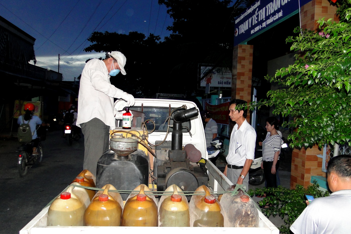  Phó Giám đốc Trung tâm kiểm soát bệnh tật Lê Đăng Ngạn kiểm tra hóa chất diệt muỗi trước khi tiến hành phun dập dịch diện rộng