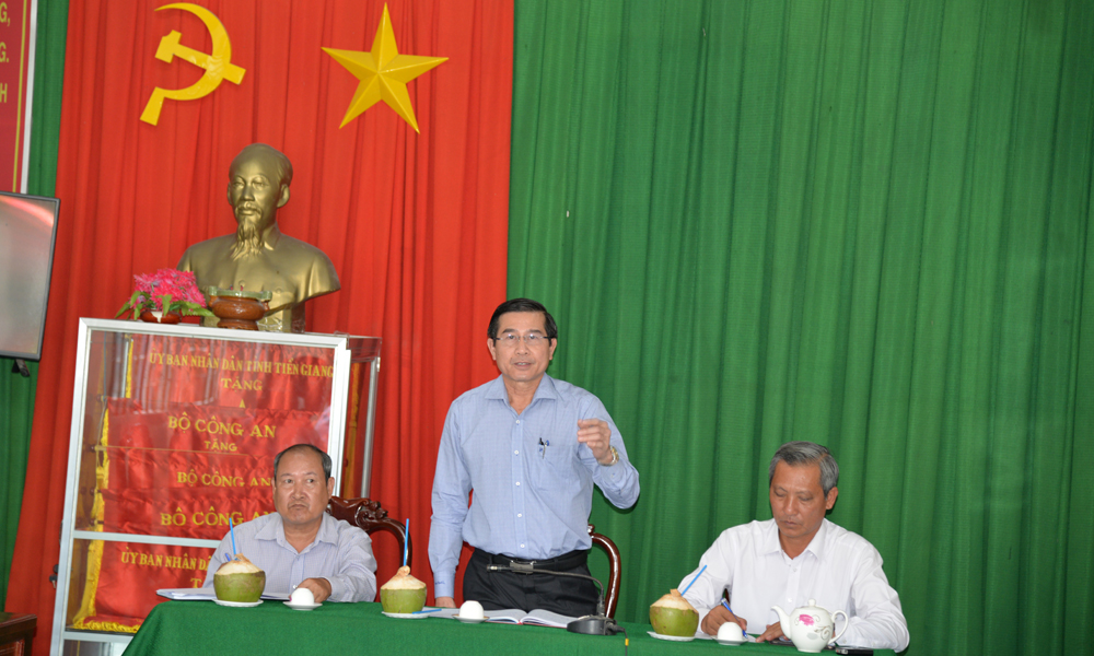 Đồng chí Lê Văn Hưởng phát biểu tại buổi làm việc với xã Xuân Đông (huyện Chợ Gạo).