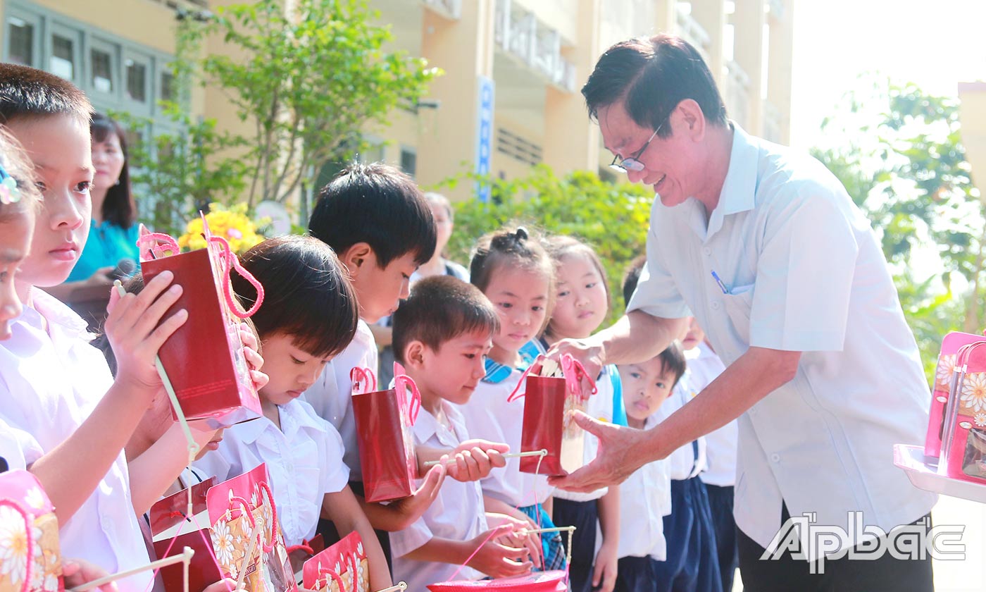 Giám đốc Sở Lao động - Thương binh và Xã hội Tiền Giang Phạm Minh Trí trao quà Trung thu cho các cháu thiếu nhi xã Mỹ Lợi A (huyện Cái Bè)