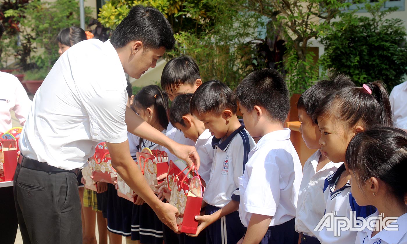 Phó Bí thư Tỉnh Đoàn, Chủ tịch Hội đồng Đội tỉnh Tiền Giang Nguyễn Quang Minh