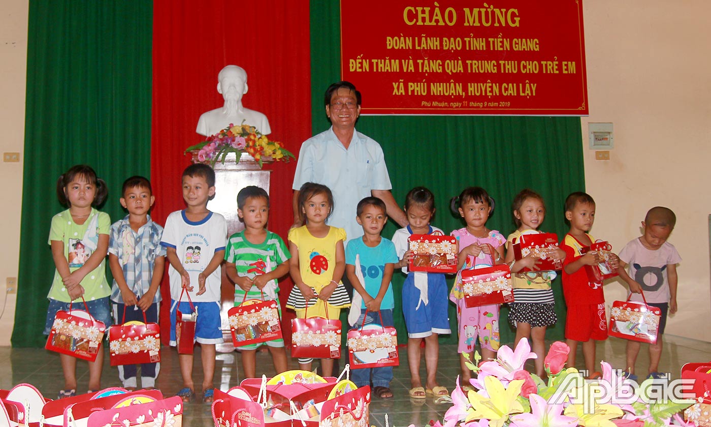 Giám đốc Sở Lao động - Thương binh và Xã hội Tiền Giang Phạm Minh Trí trao quà Trung thu cho các cháu thiếu nhi xã Phú Nhuận (huyện Cai Lậy)