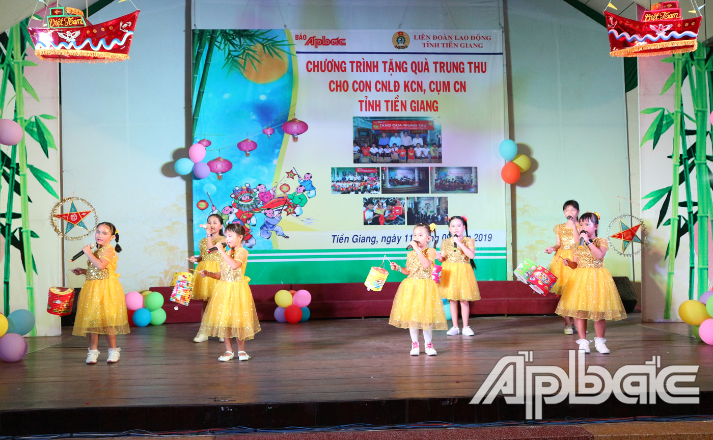 Các em thiếu nhi trình diễn tiết mục văn nghệ