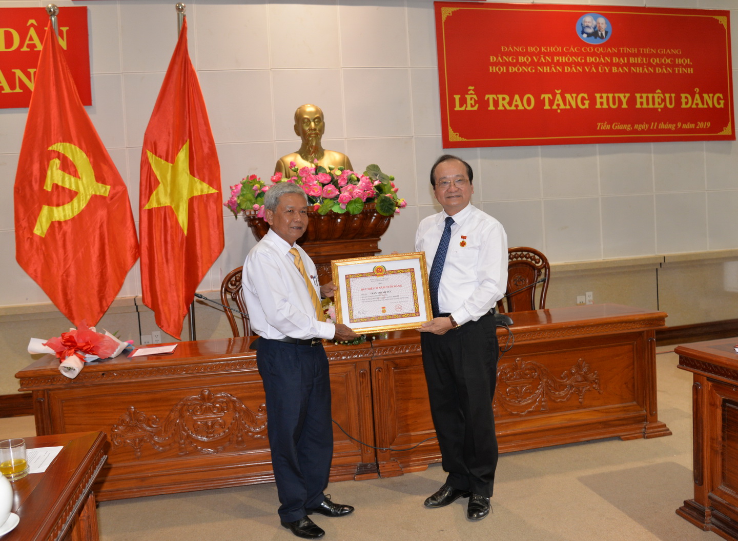 Đồng chí Trần Long Thôn trao Huy hiệu 30 năm tuổi đảng cho đồng chí Trần Thanh Đức