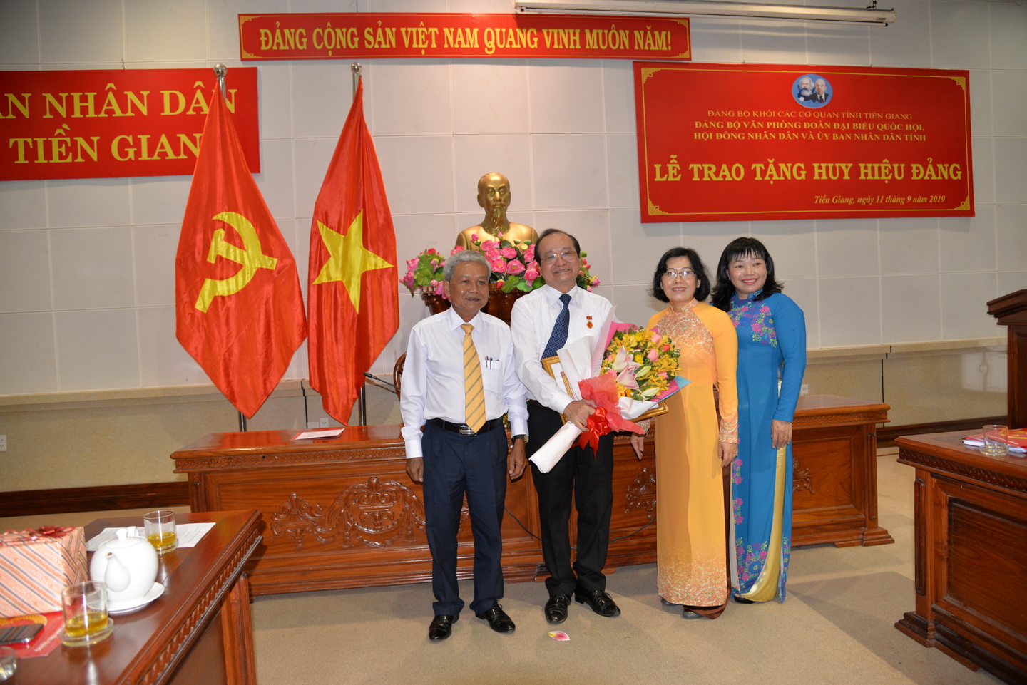  Đồng chí Trần Long Thôn và đồng chí Thái Ngọc Bảo Trâm chúc mừng đồng chí Trần thanh Đức.