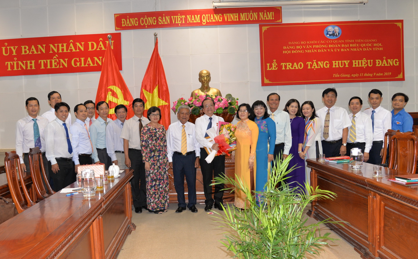 Chi bộ hành chính tin học Đảng bộ Văn phòng đoàn ĐBQH-HĐND- UBND tỉnh chúc mừng đồng chí Trần Thanh Đức