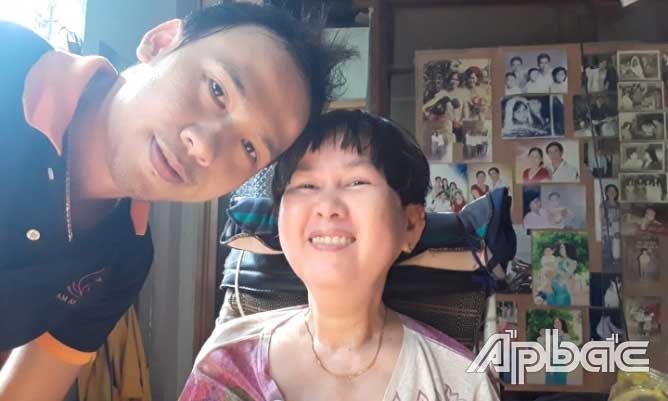 Nụ cười viên mãn của mẹ sau khi được “con trai cưng” diện kiểu tóc mới.