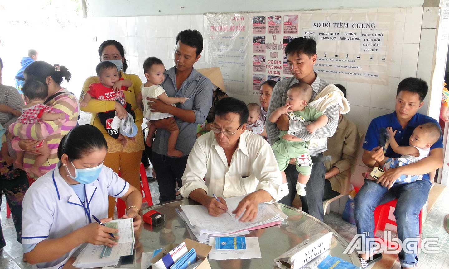 Trẻ dưới 5 tuổi rất dễ mắc bệnh TCM nên cần được chăm sóc chu đáo và tránh xa  tác nhân gây bệnh.