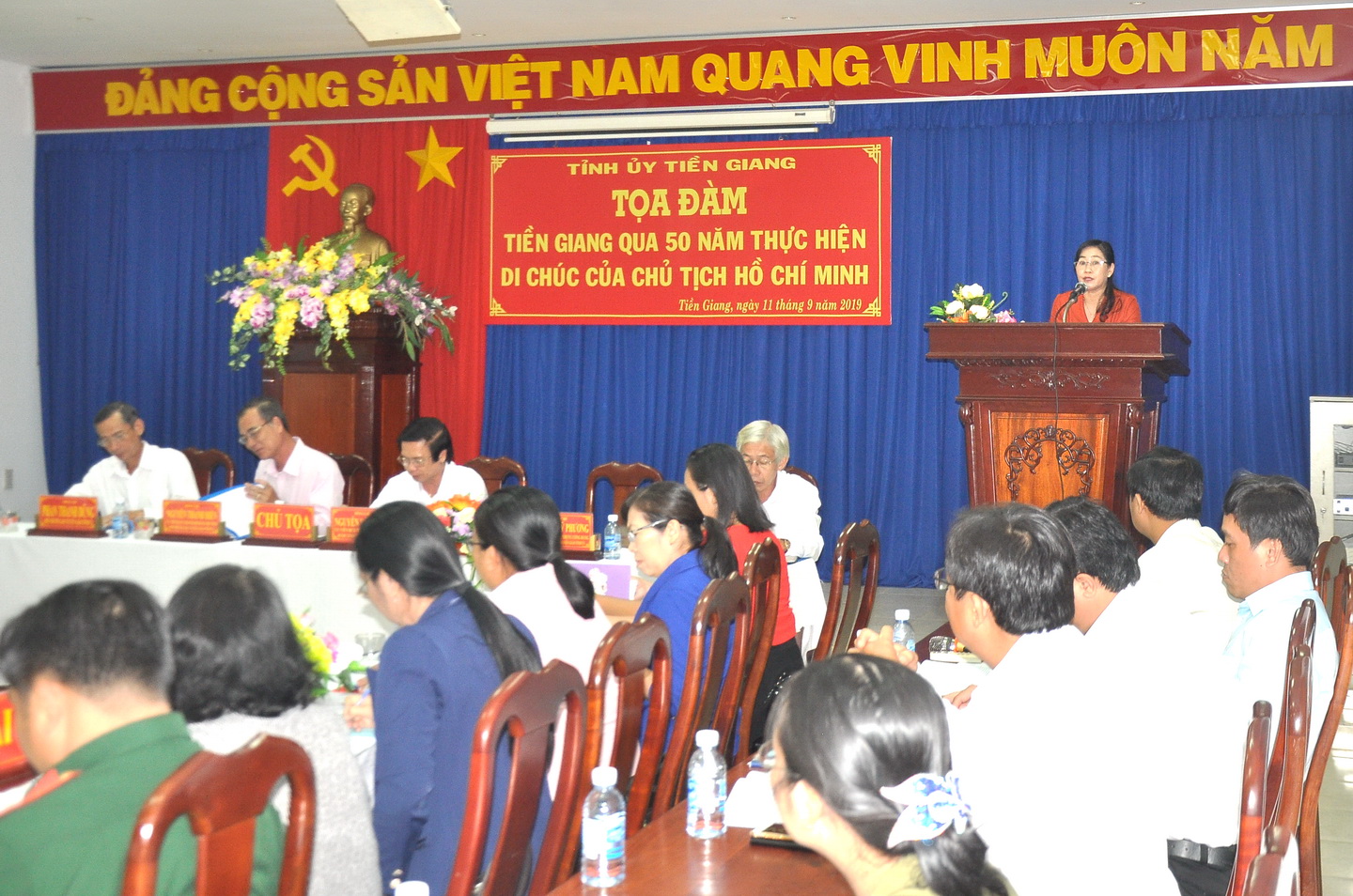 -	Đồng chí Châu Thị Mỹ Phương phát biểu đề dẫn tọa đàm