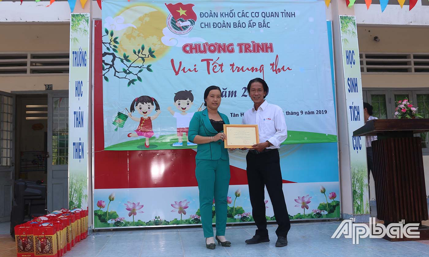 Lãnh đạo Ủy ban MTTQ Việt Nam xã Tân Hòa Đông (huyện Tân Phước) trao thư cám ơn cho đồng chí Phạm Văn Sơn, Phó Tổng Biên tập, Chủ tịch Công đoàn Báo Ấp Bắc.