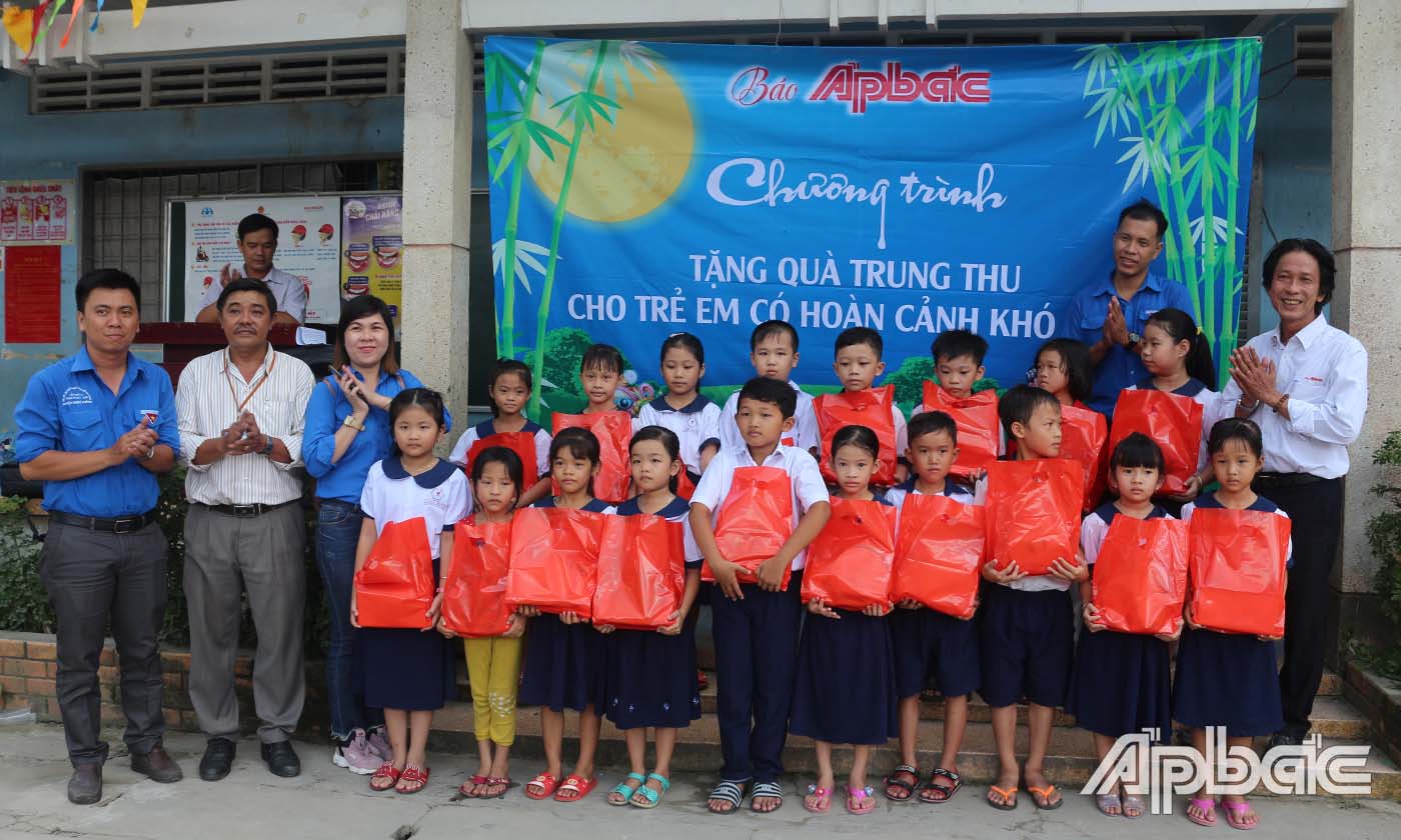 Trao quà trung thu cho học sinh ở Trường Tiểu học Long Định.