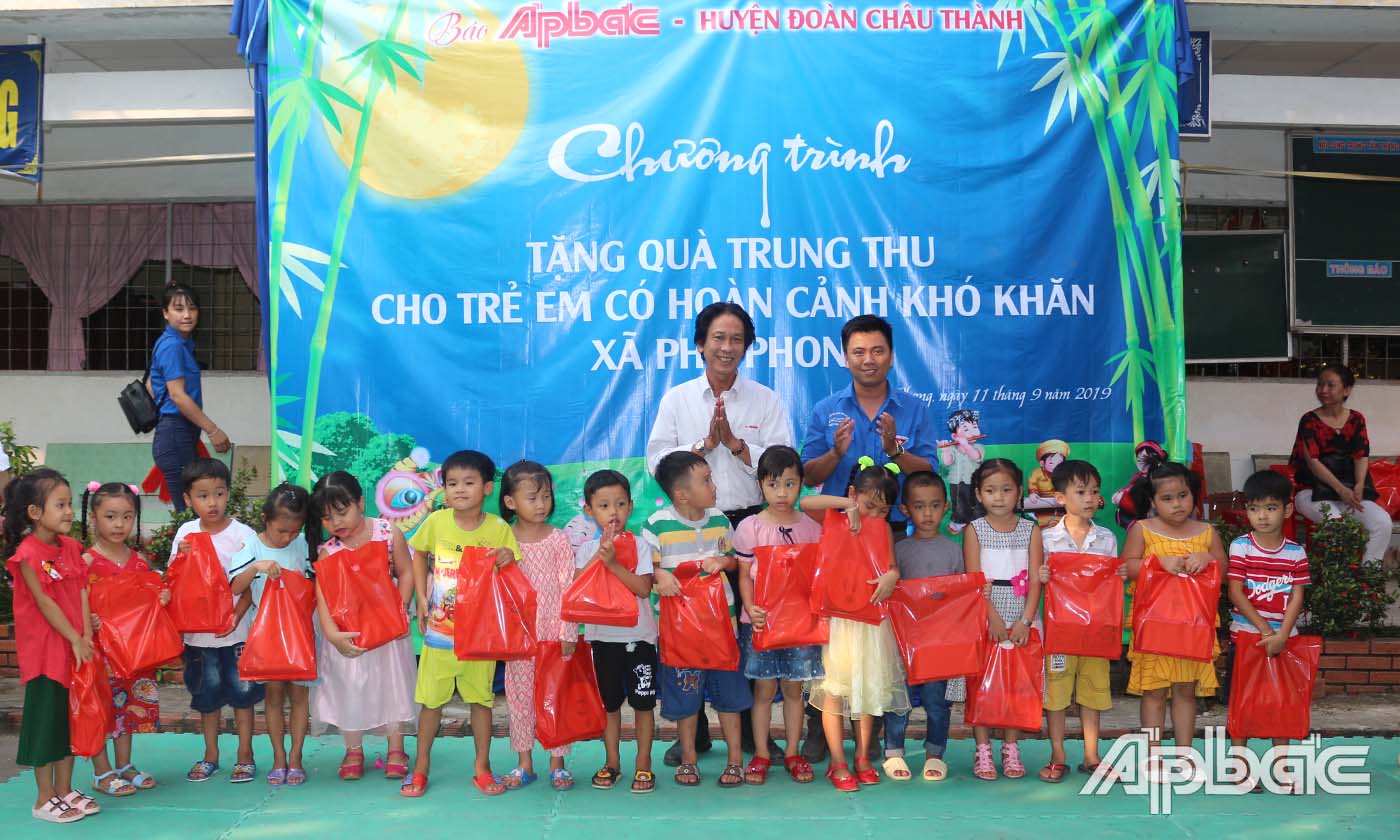Trao quà Trung thu cho các em học sinh ở Trường Tiểu học Phú Phong.