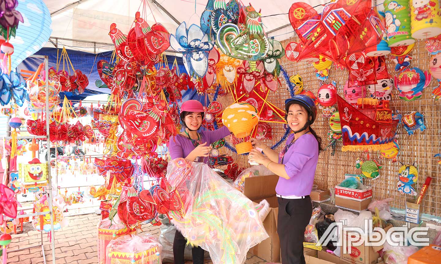 Khách hàng đang lựa chọn mua lồng đèn trung thu.
