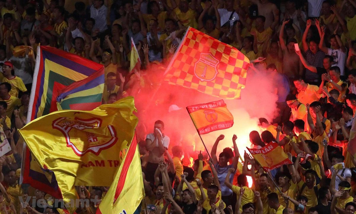 Bộ phận anh ninh và ban tổ chức trận đấu Hà Nội FC với Nam Định FC tối 11-9 không làm tốt nhiệm vụ dẫn tới tình trạng pháo sáng liên tục nổ ra trên khán đài. 