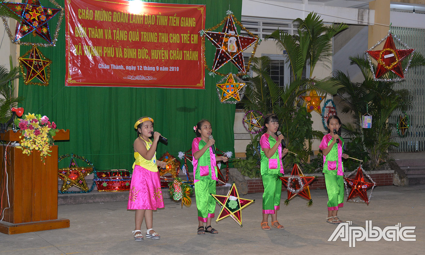 Văn nghệ chào mừng.