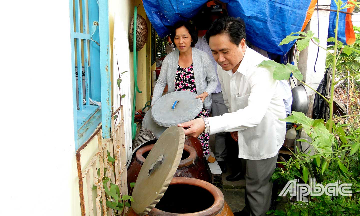 Đồng chí Trần Văn Dũng giám sát công tác diệt lăng quăng tại hộ dân ở thị trấn Cái Bè sau Chiến dịch.