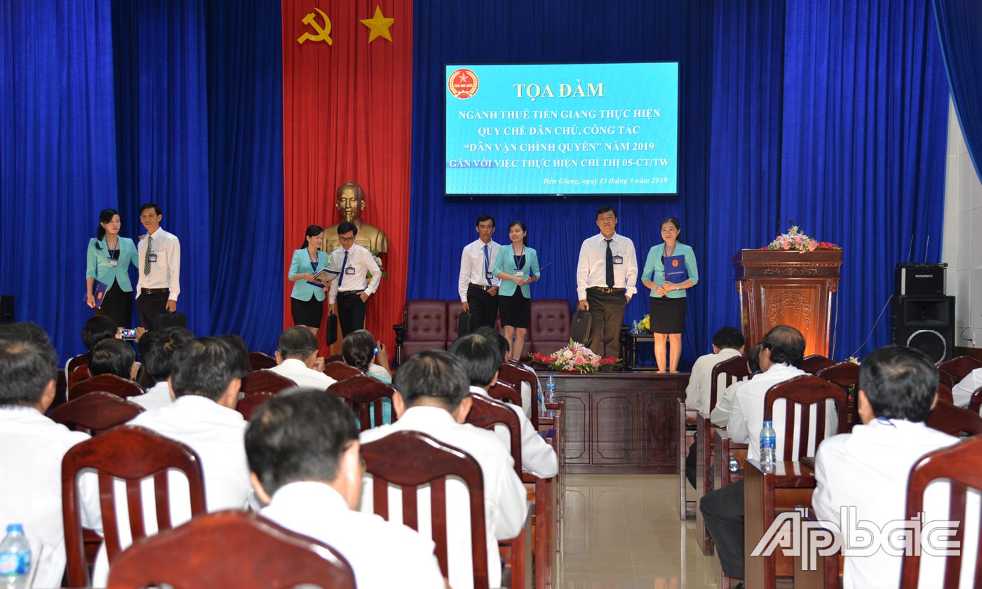 Văn nghệ và diễn thời trang công sở tại buổi tọa đàm