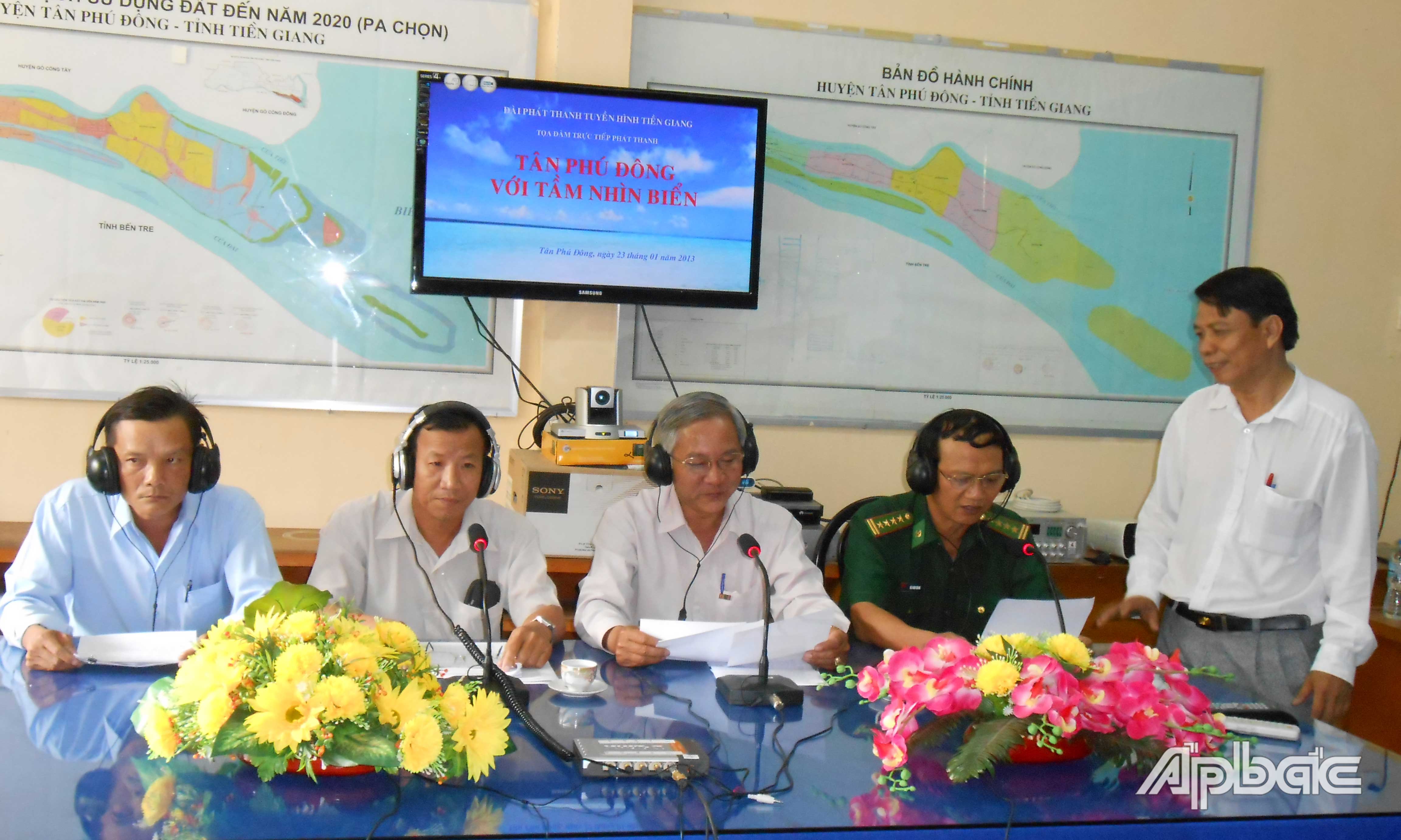 Đạo diễn trao đổi với diễn giả.