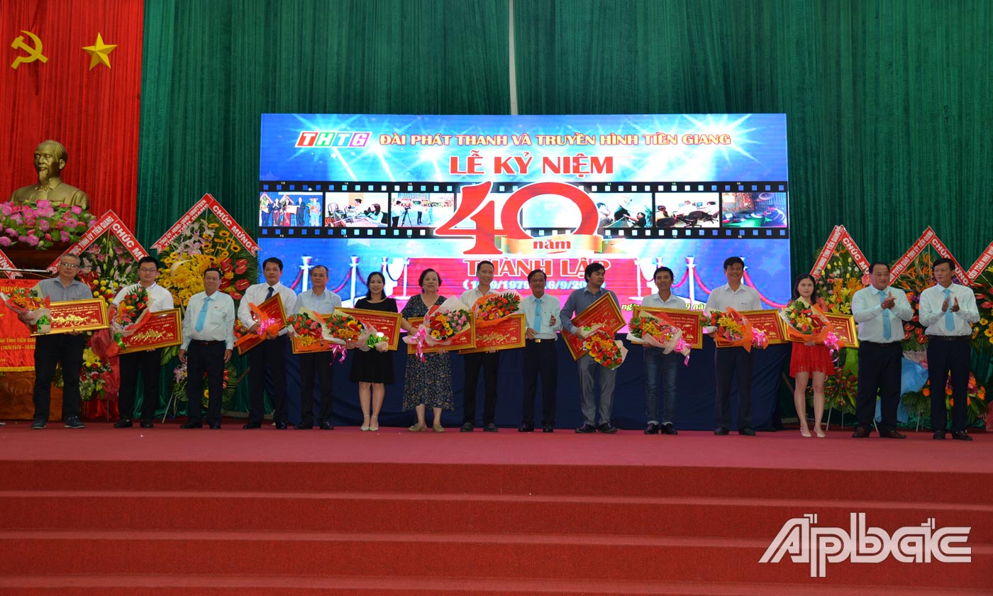 Đài PTTH Tiền Giang đã trao tặng bảng vàng ghi công đối với các doanh nghiệp, công ty truyền thông đã có nhiều đóng góp và mang lại hiệu hiệu quả trong quá trình hoạt động và phát triển của Đài trong thời gian qua