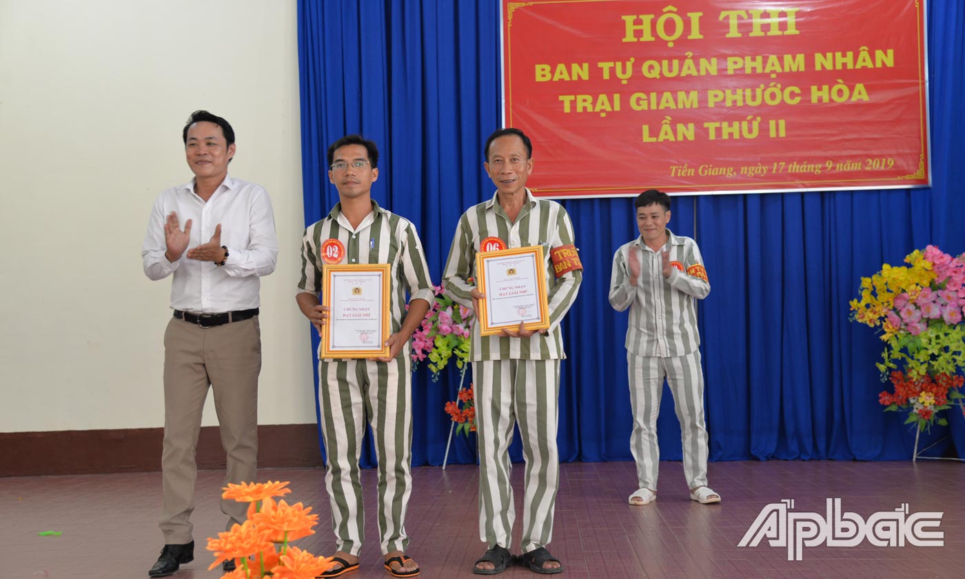 Trao giải cho các thí sinh