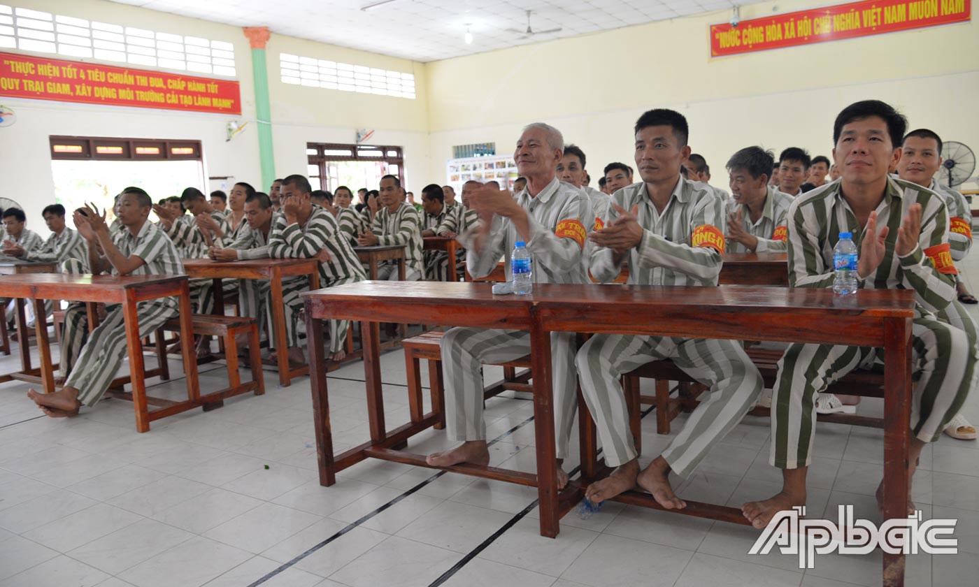 Phạm nhân tham gia cổ vũ cho các thí sinh