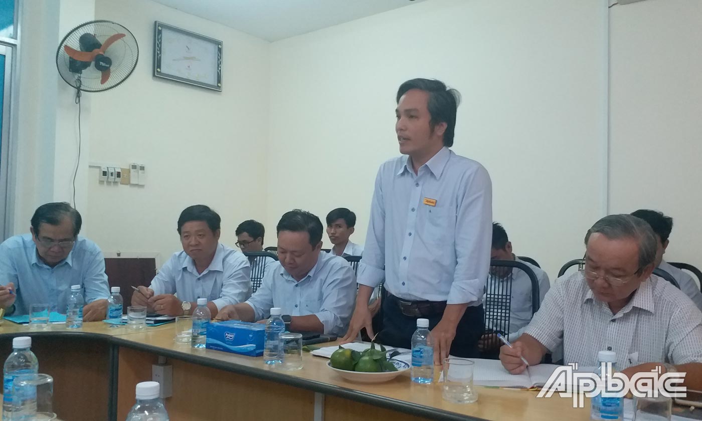 Cán bộ, công chức, viên chức Báo Ấp Bắc trình bày tham luận và phát biểu ý kiến
