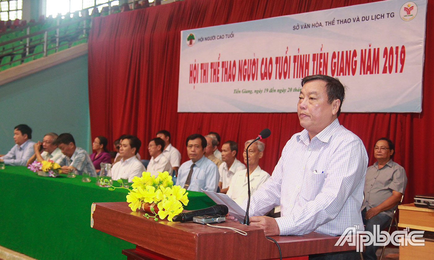 Chủ tịch Hội Người cao tuổi tỉnh Tiền Giang Đỗ Tấn Minh phát biểu khai mạc Hội thi.