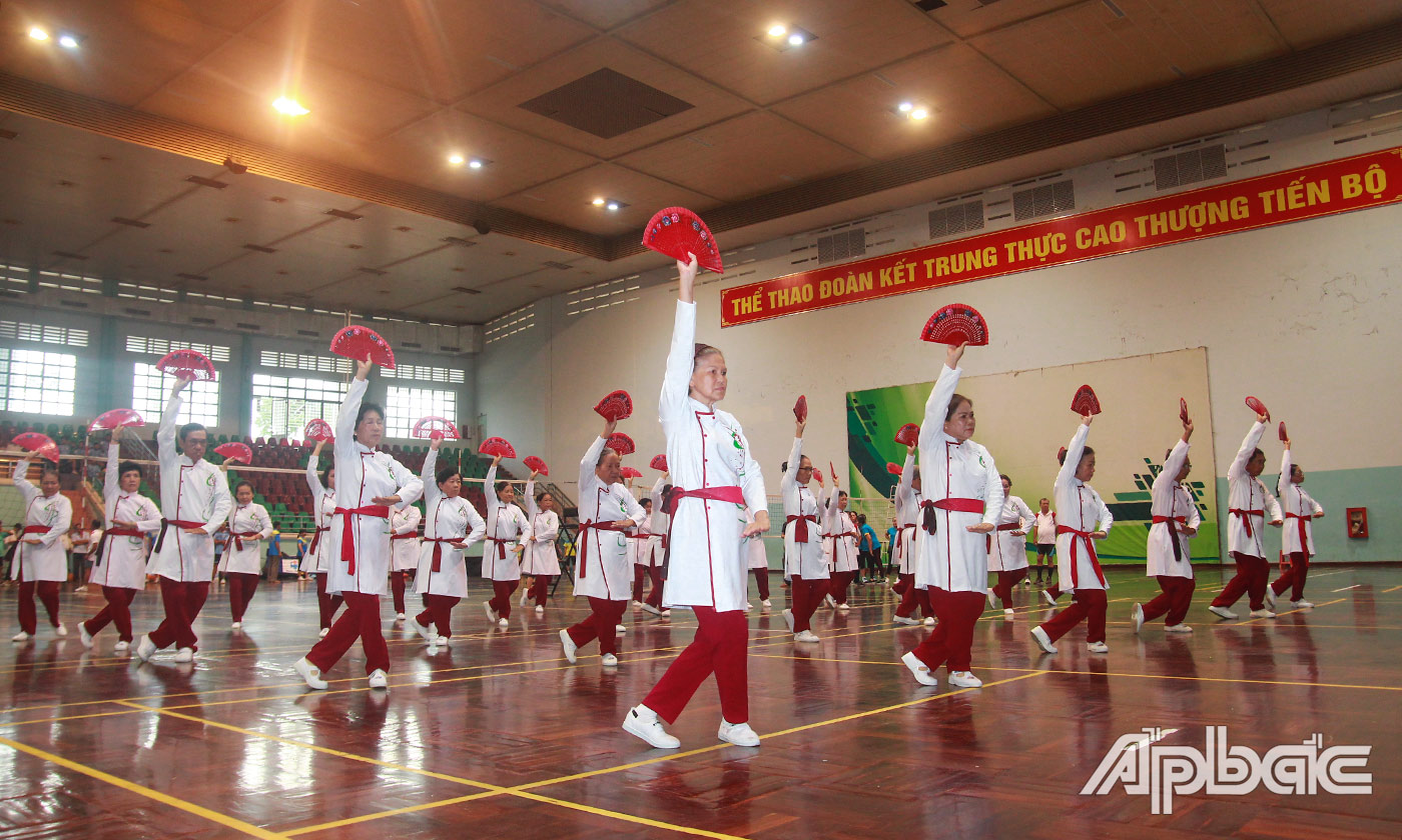 Phần biểu diễn khai mạc của Câu lạc bộ Dưỡng sinh Tiền Giang.