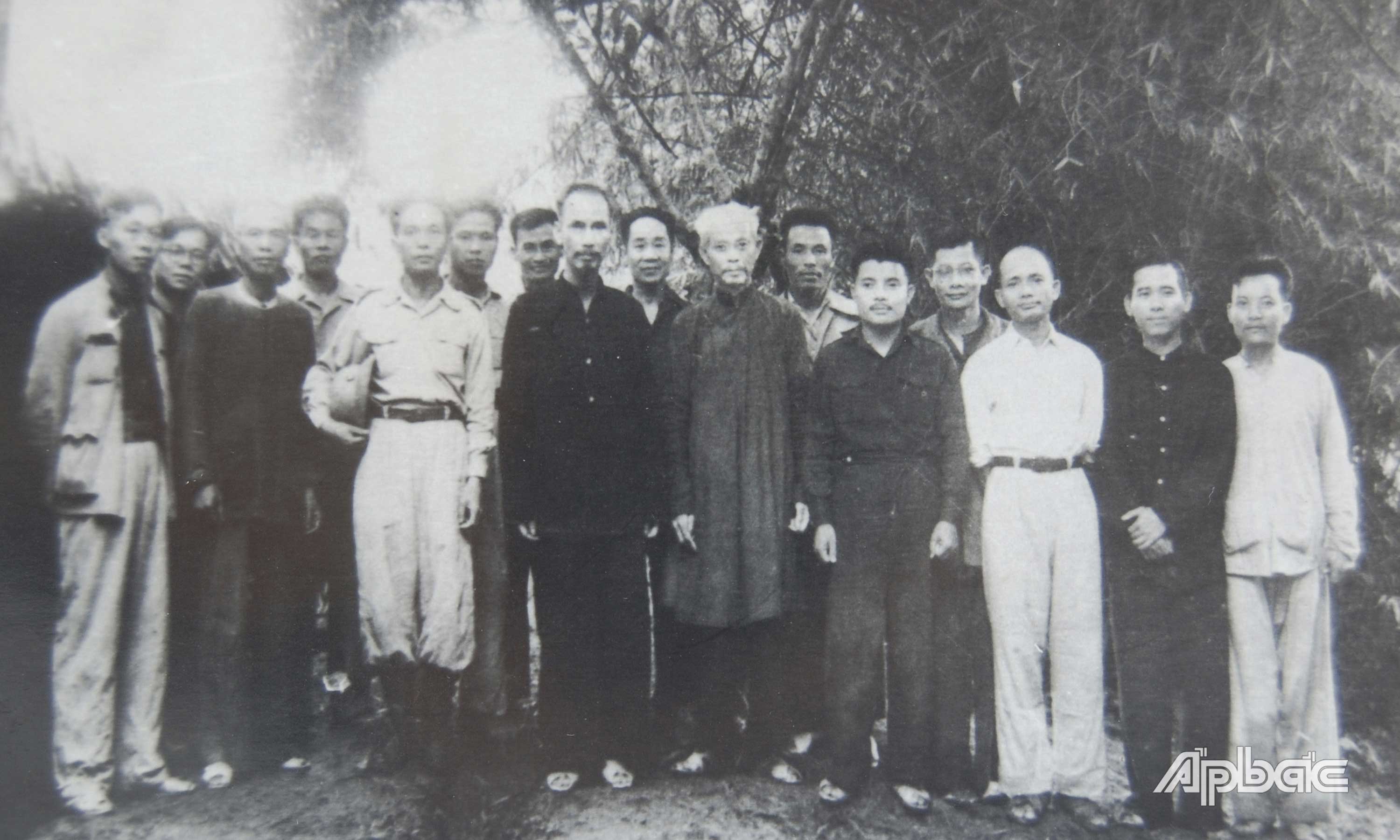 Chủ tịch Hồ Chí Minh, cụ Bùi Bằng Đoàn (đứng bên phải Chủ tịch Hồ Chí Minh) cùng các vị trong Ban Thường trực Quốc hội và một số Bộ trưởng, Thứ trưởng trong Hội đồng Chính phủ.