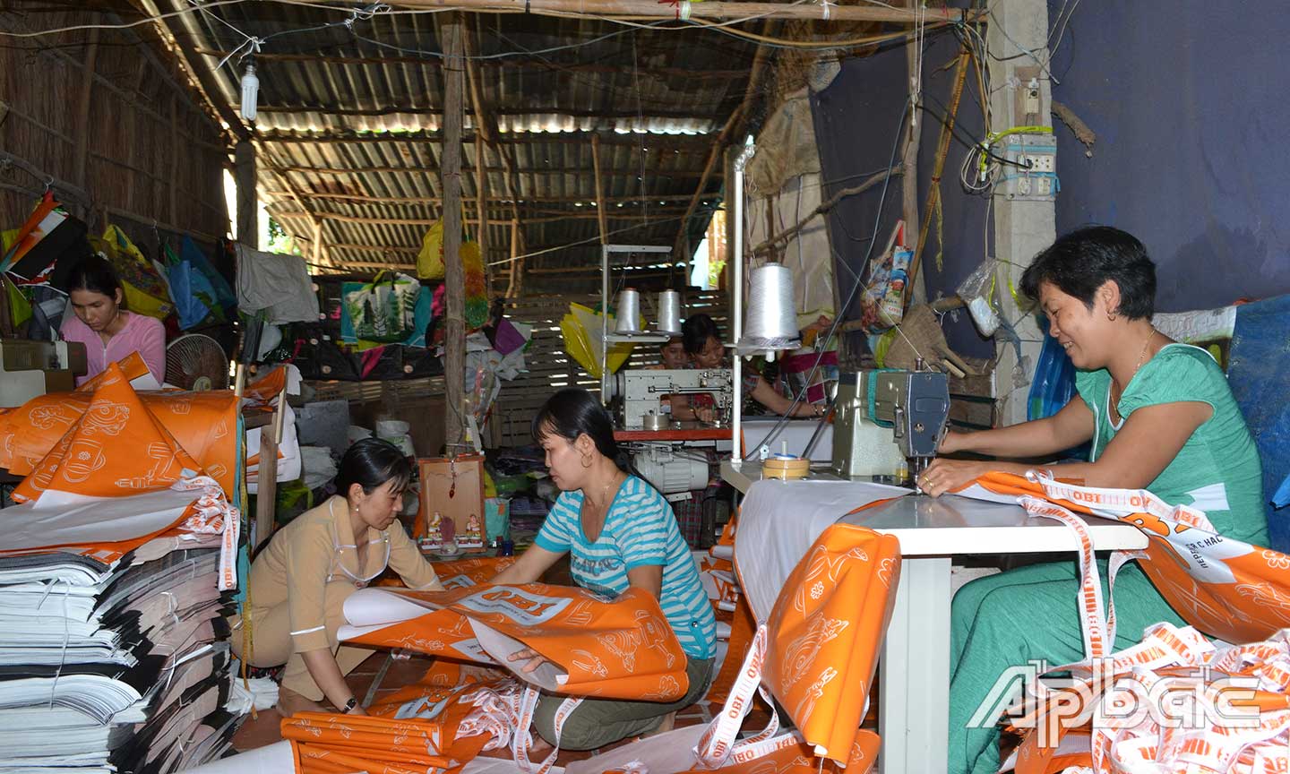 Triển khai các giải pháp hỗ trợ dạy nghề, giải quyết việc làm góp phần tăng thu nhập, giảm nghèo.