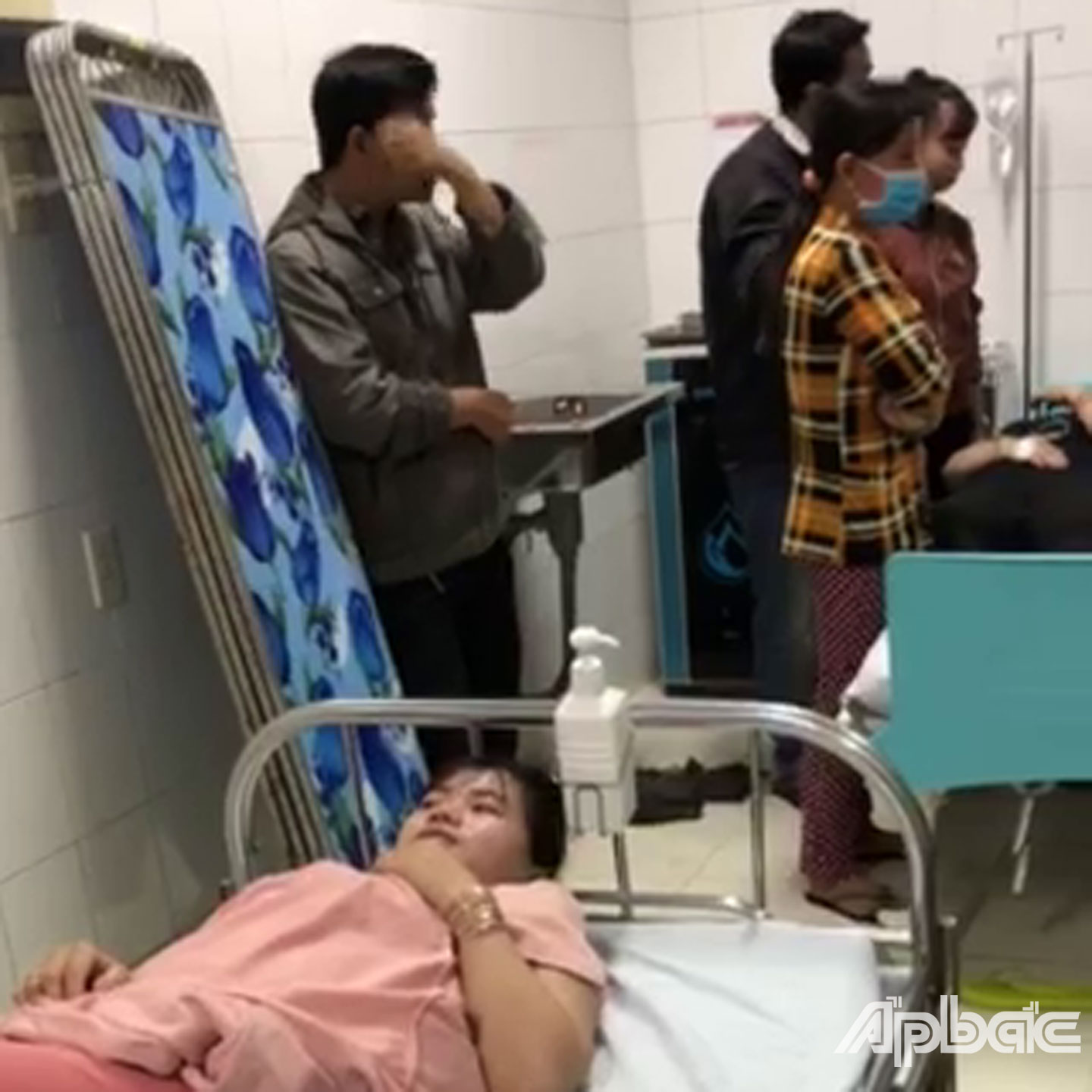Công nhân nhập viện điều trị nghi ngộ độc thực phẩm.