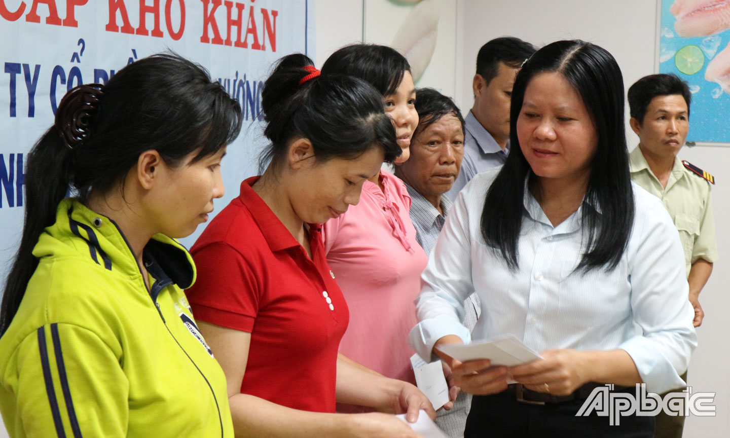Đồng chí Thùy Dương trao tiền hỗ trợ CNLĐ có hoàn cảnh khó khăn.