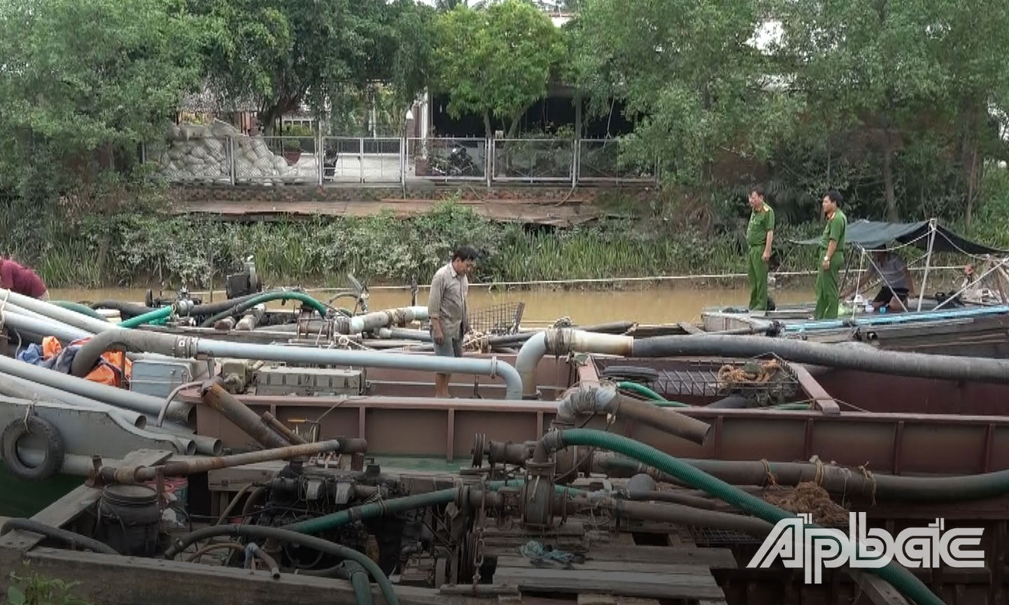 Tổ công tác liên ngành phát hiện các phương tiện khai thác cát trái phép. 	Ảnh: THANH VIỆT