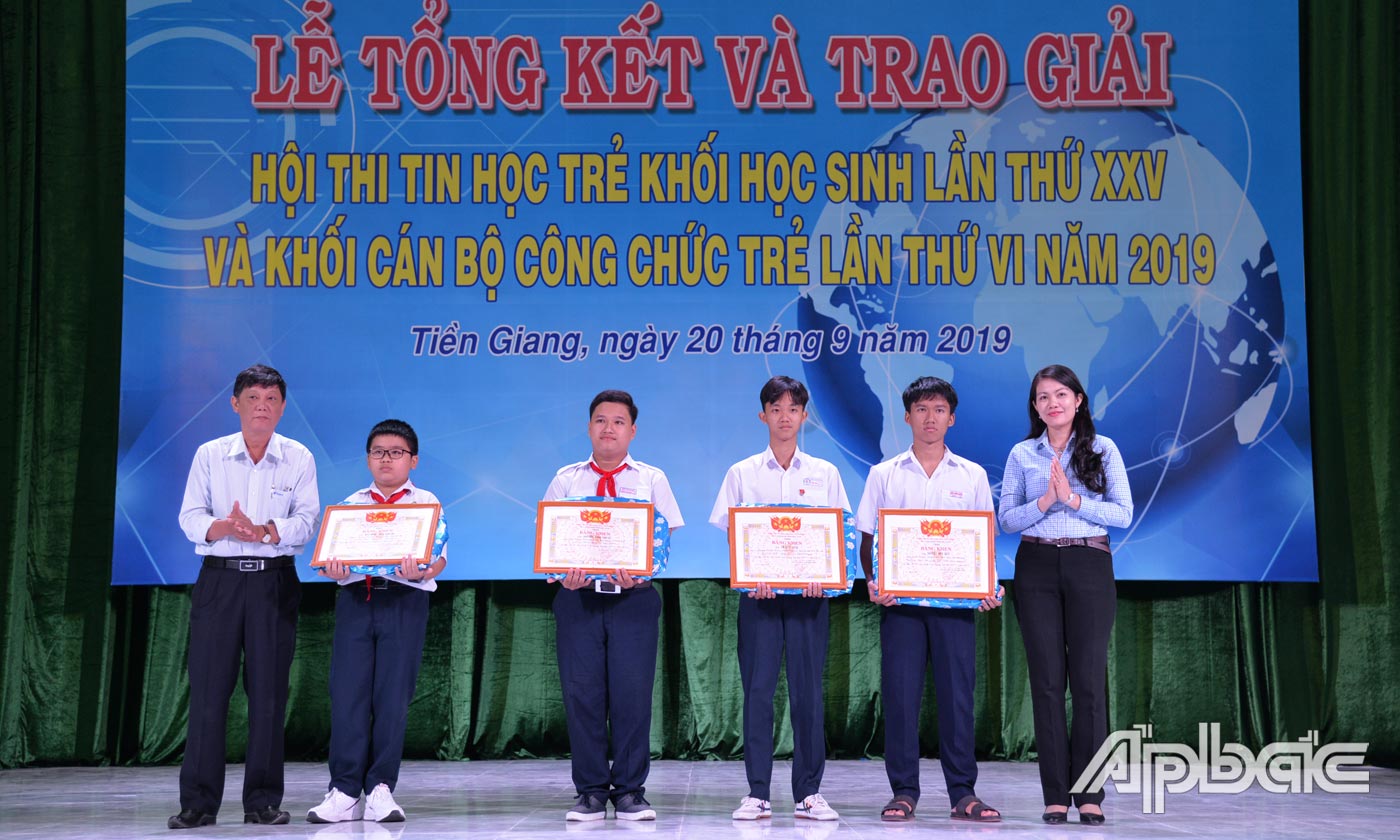 Ban tổ chức trao 4 giải Nhất cho khối học sinh