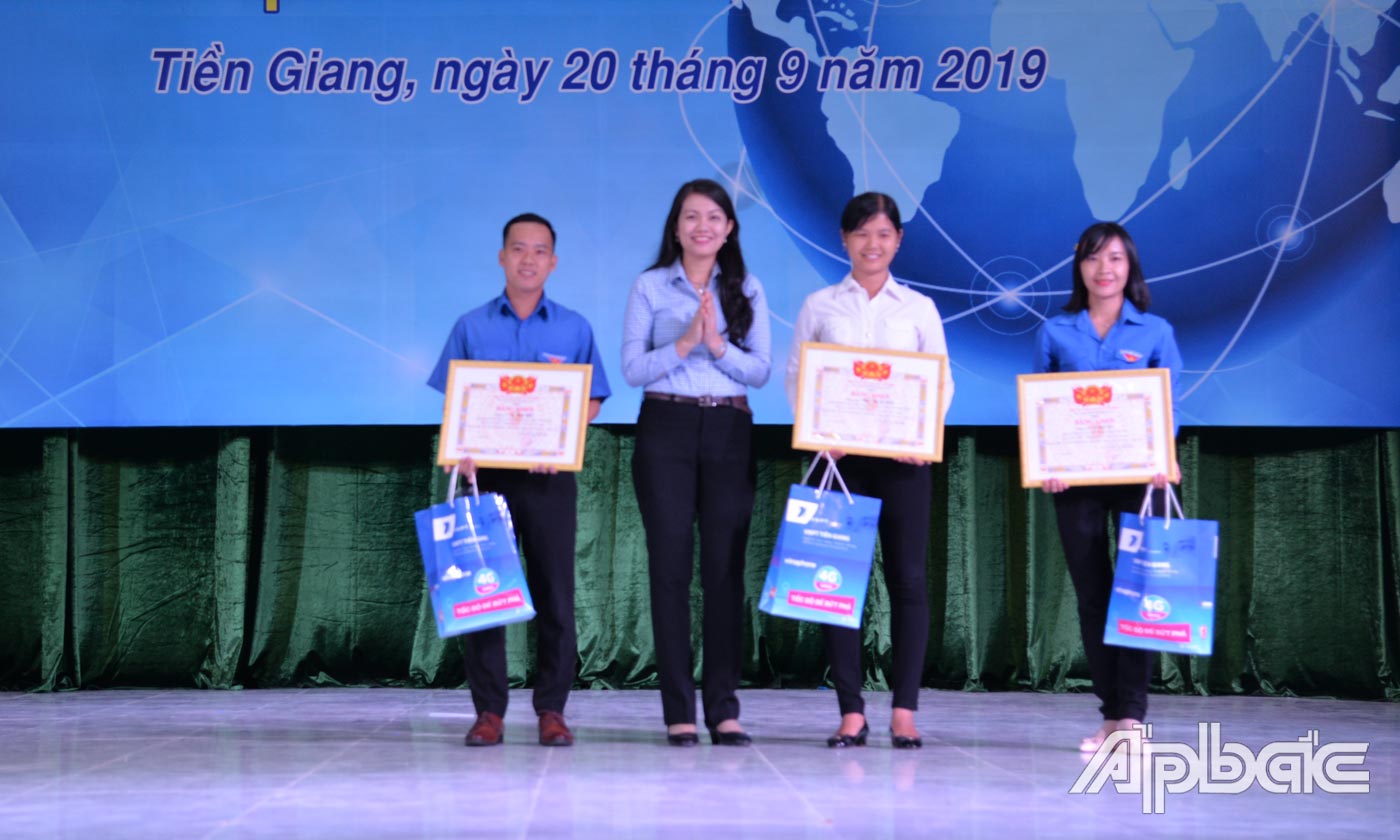 Ban tổ chức trao 3 giải Nhất cho khối can bộ, công chức trẻ