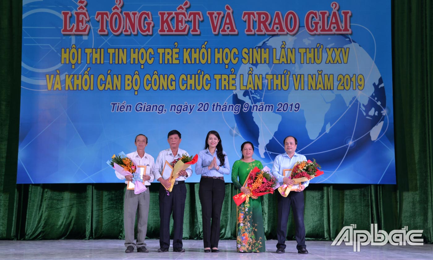 Ban tổ chức trao hoa cho các đơn vị tài trợ