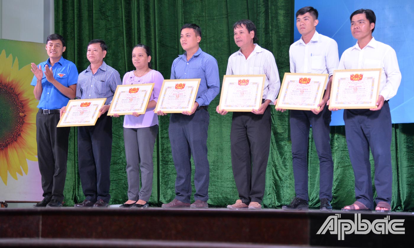 Ban tổ chức trao bằng khen của Tỉnh đoàn cho các đơn vị phối hợp, có nhiều đóng góp cho thành công của hội thi