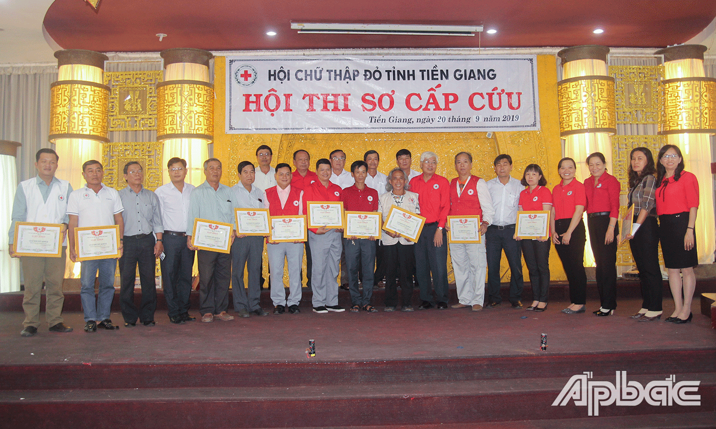 Ban Tổ chức chụp ảnh lưu niệm với các đội tham gia Hội thi.
