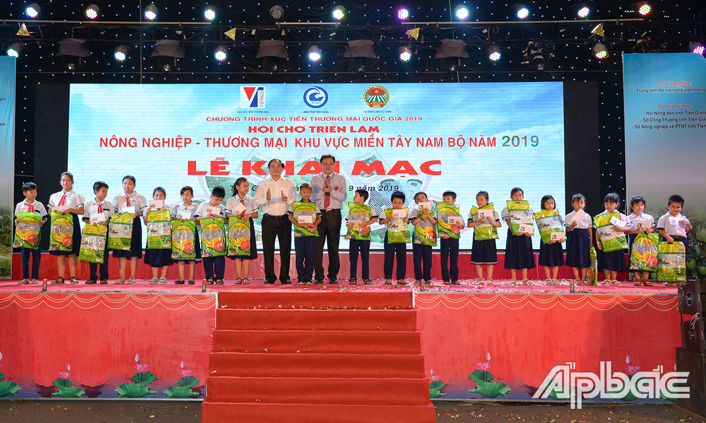 Ban tổ chức đã trao 20 suất học bổng cho các em có hoàn cảnh khó khăn.