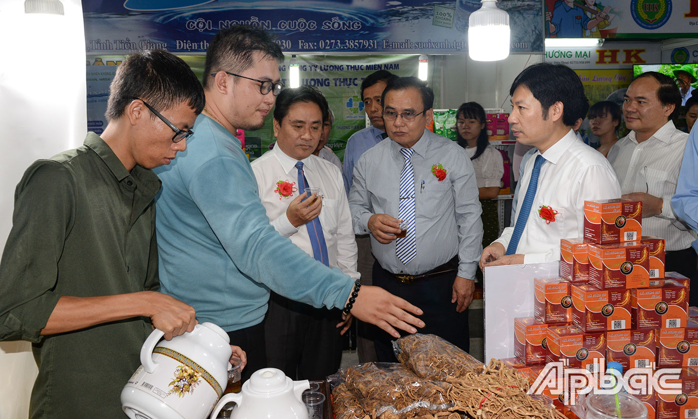 Đại biểu tham quan các gian hàng Hội chợ.